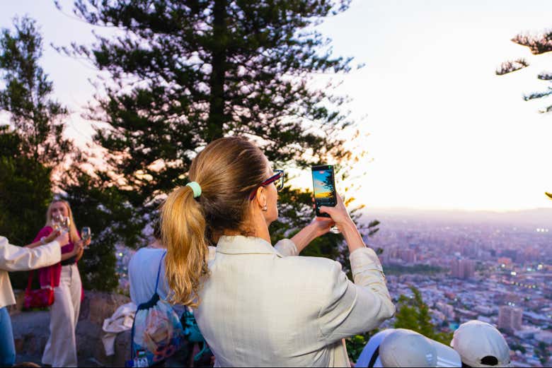 Tomando fotografías del atardecer en el Cerro San Cristóbal