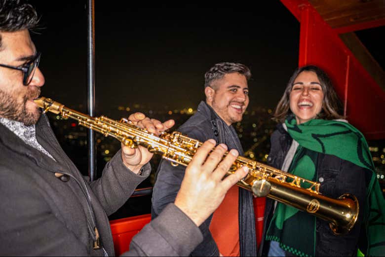 Disfrutando de la música cueca chilena en vivo