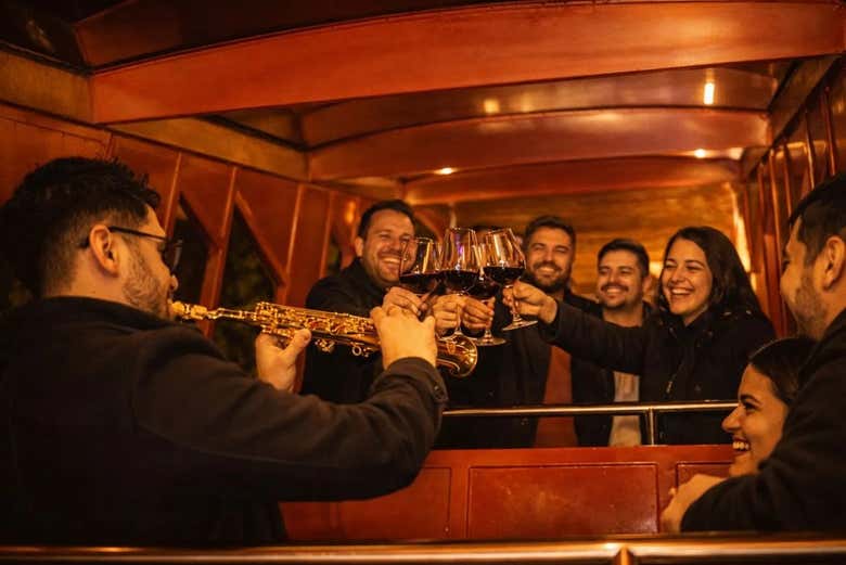 Un saxophoniste jouant à bord du funiculaire