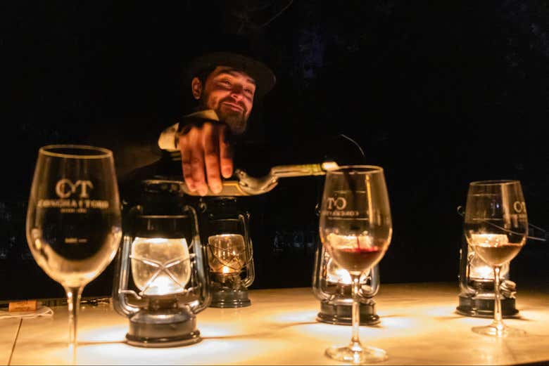 Sirivendo los vinos durante la cena