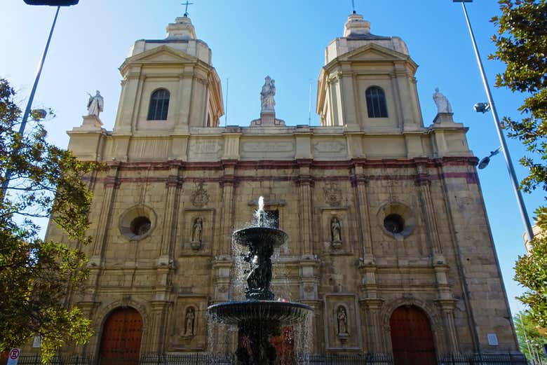 A fachada neoclássica da Igreja de Santo Domingo