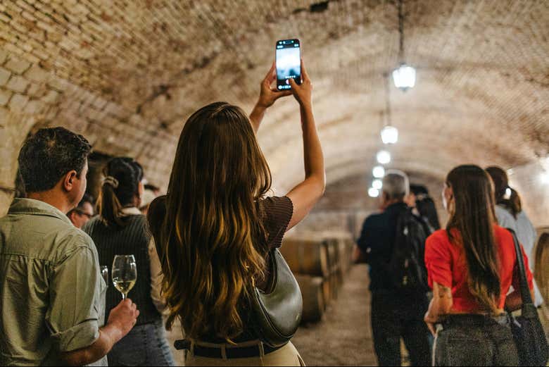 Explorando la bodega subterránea de Viña Santa Carolina