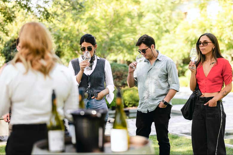 Disfrutando de una cata de vino en los viñedos de la bodega