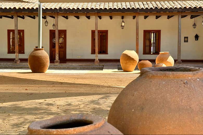 Patio interior en la casona de Viña Santa Carolina