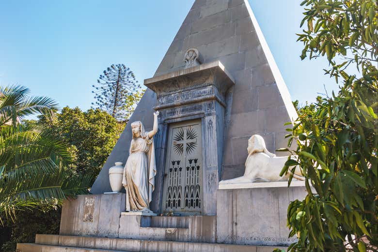 Contemplando un mausoleo de estilo egipcio