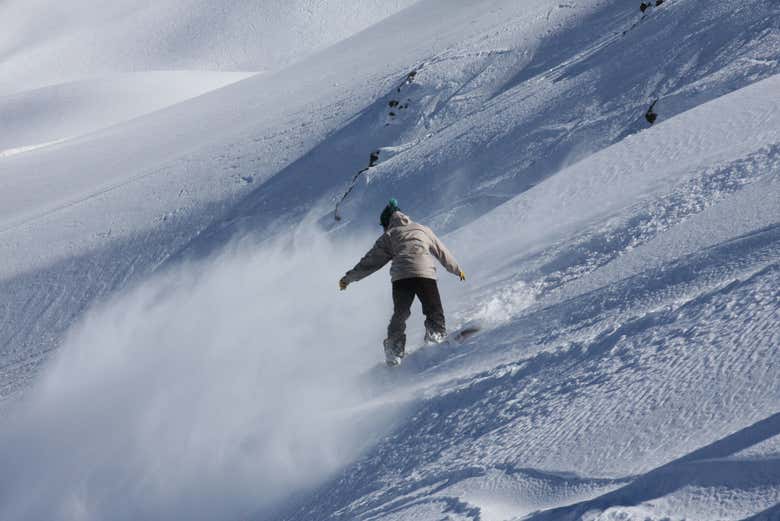 Você pode praticar esqui ou snowboard nas famosas pistas