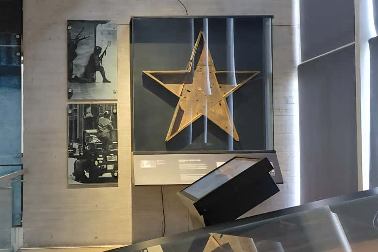 Una de las vitrinas del Museo de la Memoria
