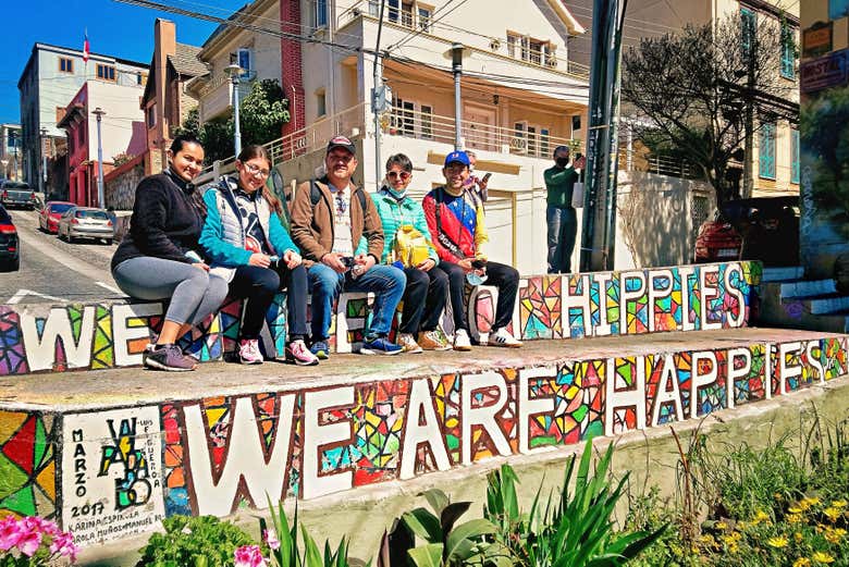 La peinture murale « We Are Not Hippies, We Are Happies »