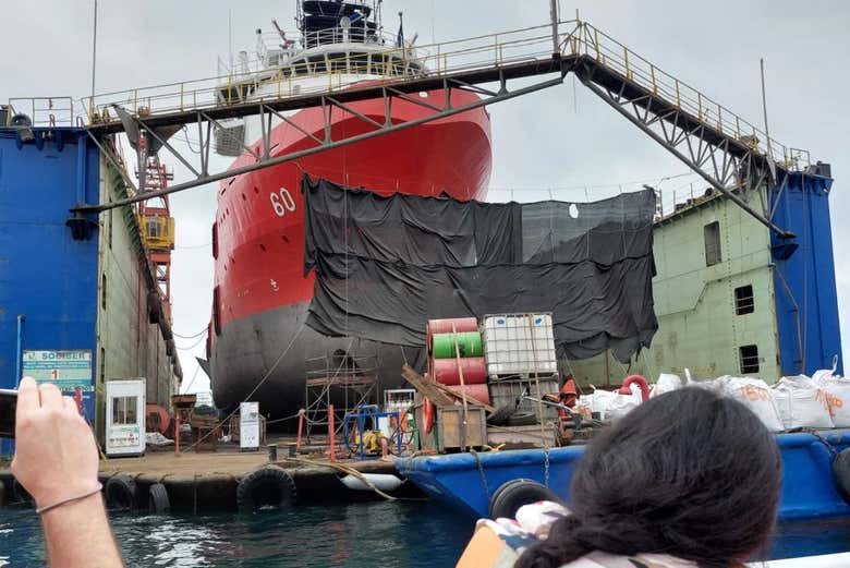 Viendo el vista el dique flotante de Valparaíso desde el barco