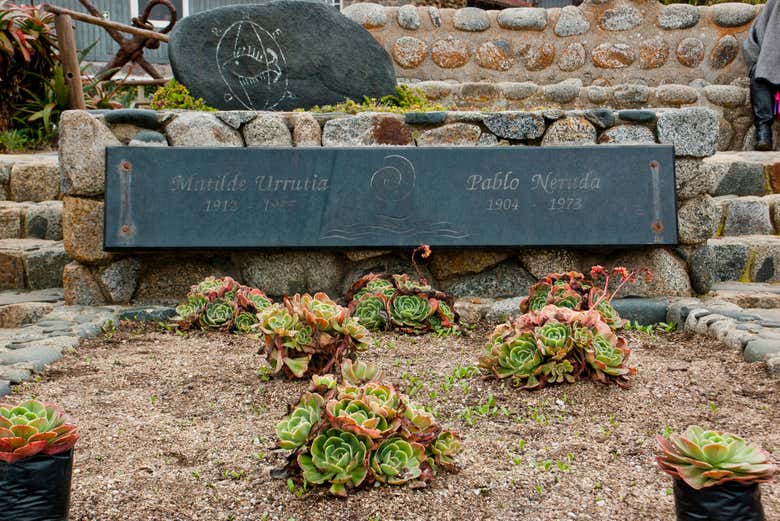 Tumba de Neruda y de su esposa Matilde Urrutia