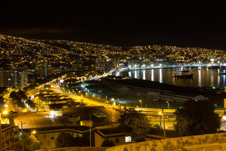 Vista noturna de Valparaíso