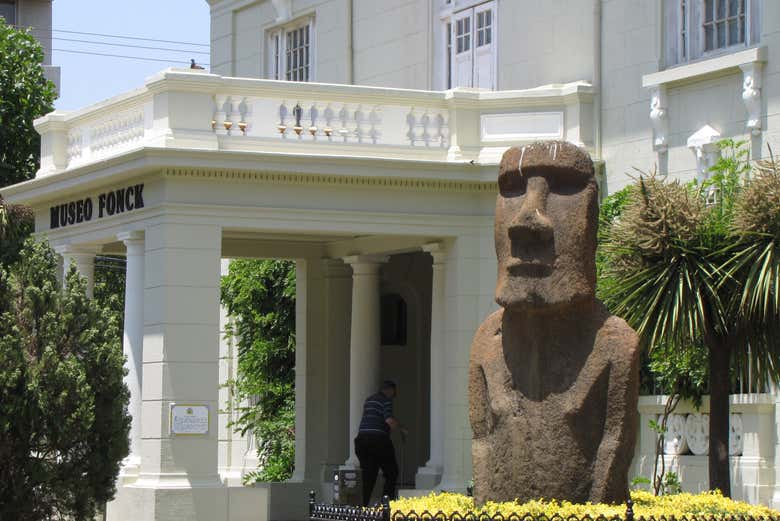 Moái que preside la entrada del Museo Fonck