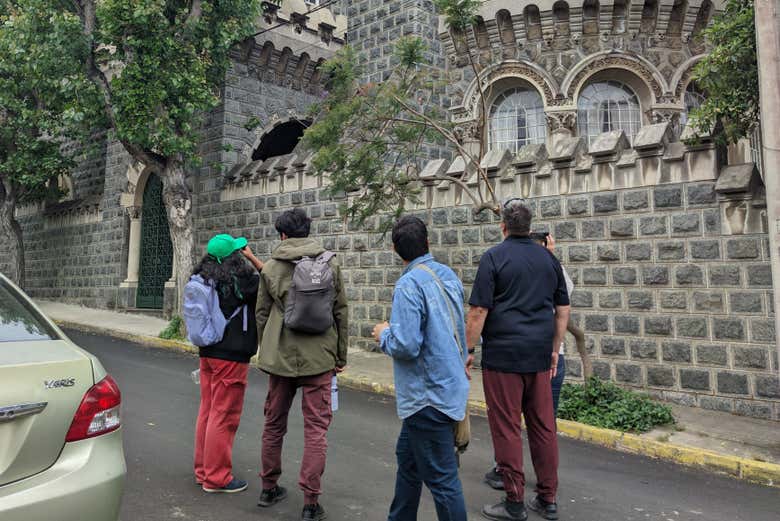 Contemplando el exterior del Castillo Brunet