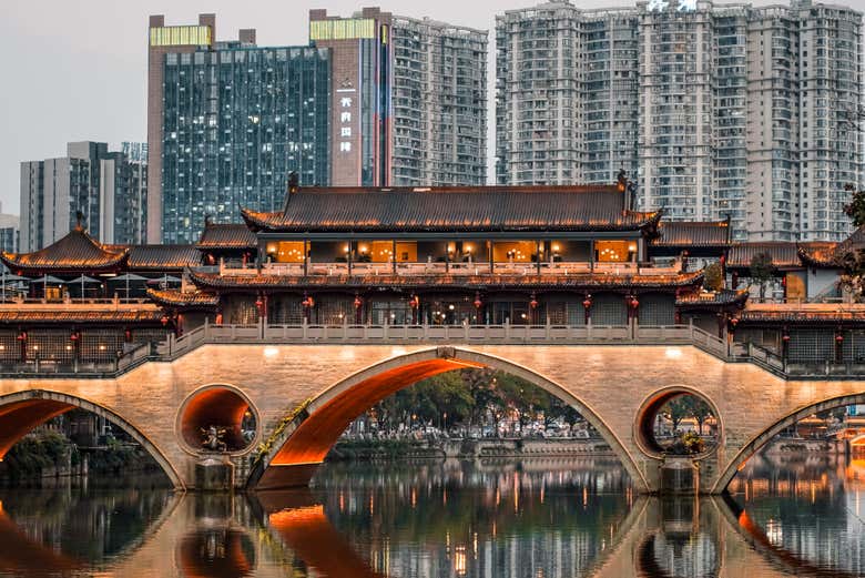 Puente Anshun iluminado
