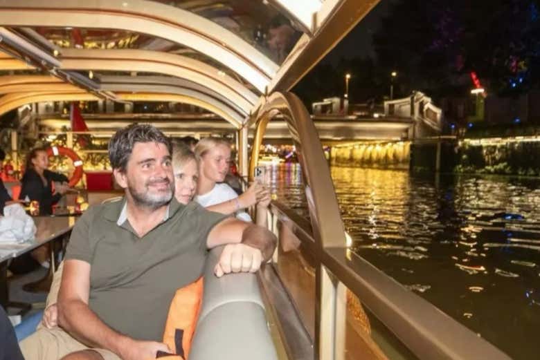 Contemplando la ciudad de Chengdú durante la navegación