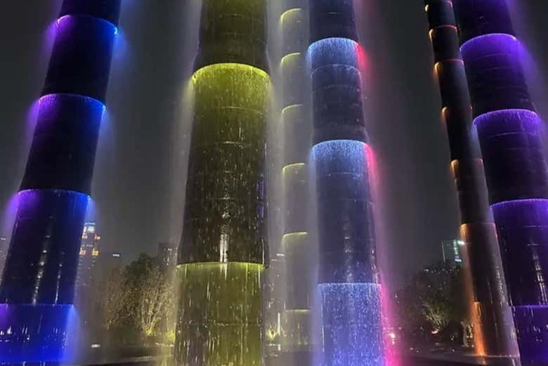 As luzes coloridas da fonte da SKP