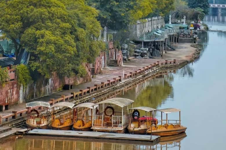 Barcos em um antigo porto ao lado do rio
