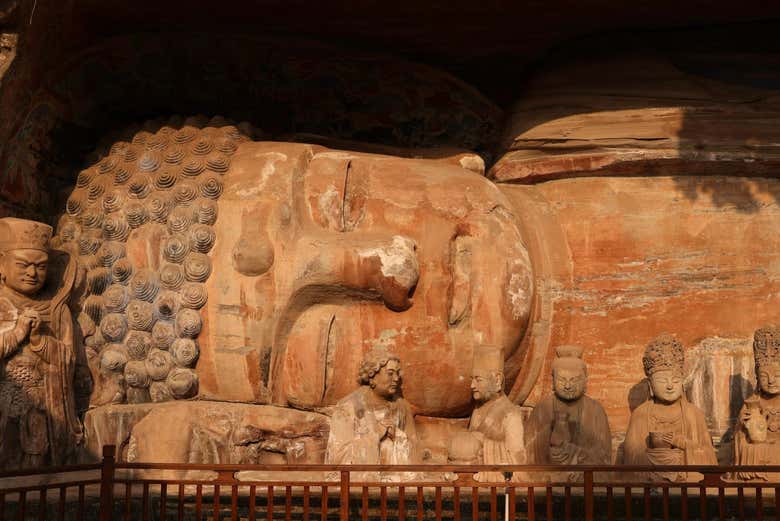 See the vast reclining Buddha at Baodingshan
