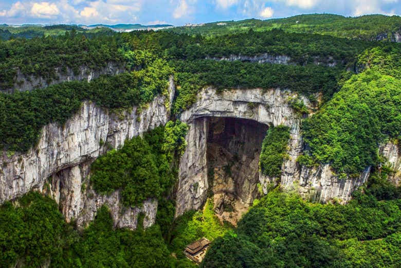 Las montañas rocosas de los Tres Puentes Naturales de Wulong