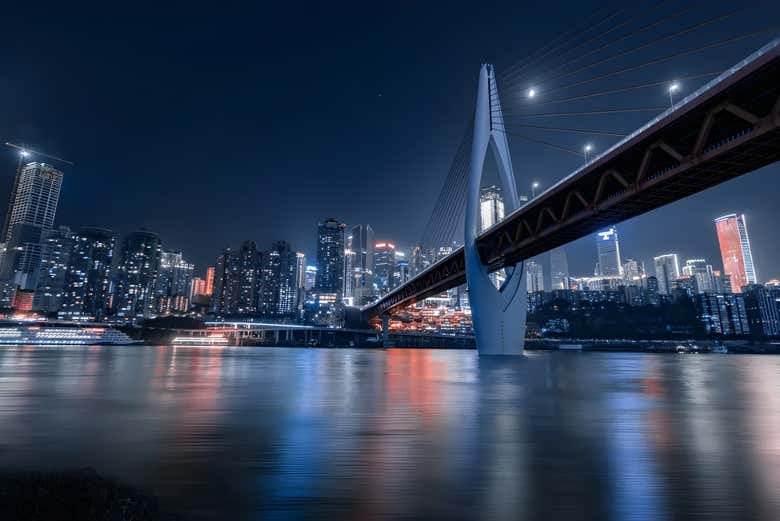 Pont Qiansimen avec la ville en arrière-plan