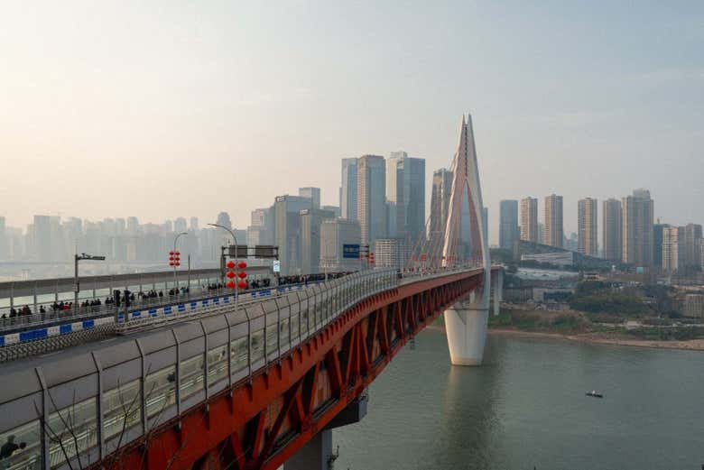 Contemplad los imponentes puentes que cruzan el río Yangtsé