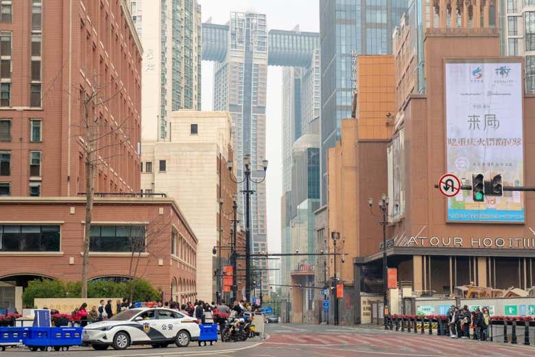 Pasead por las modernas y animadas avenidas comerciales