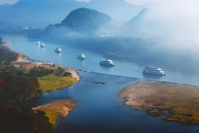 Fila de embarcaciones navegando por el río Li