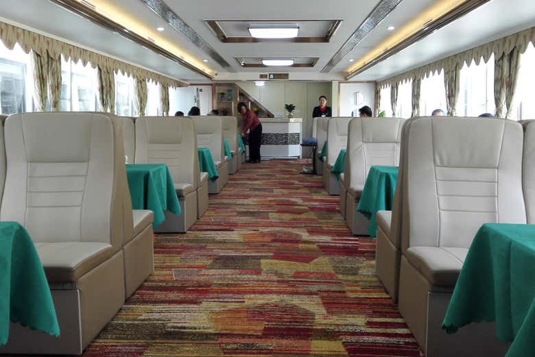 No interior do barco