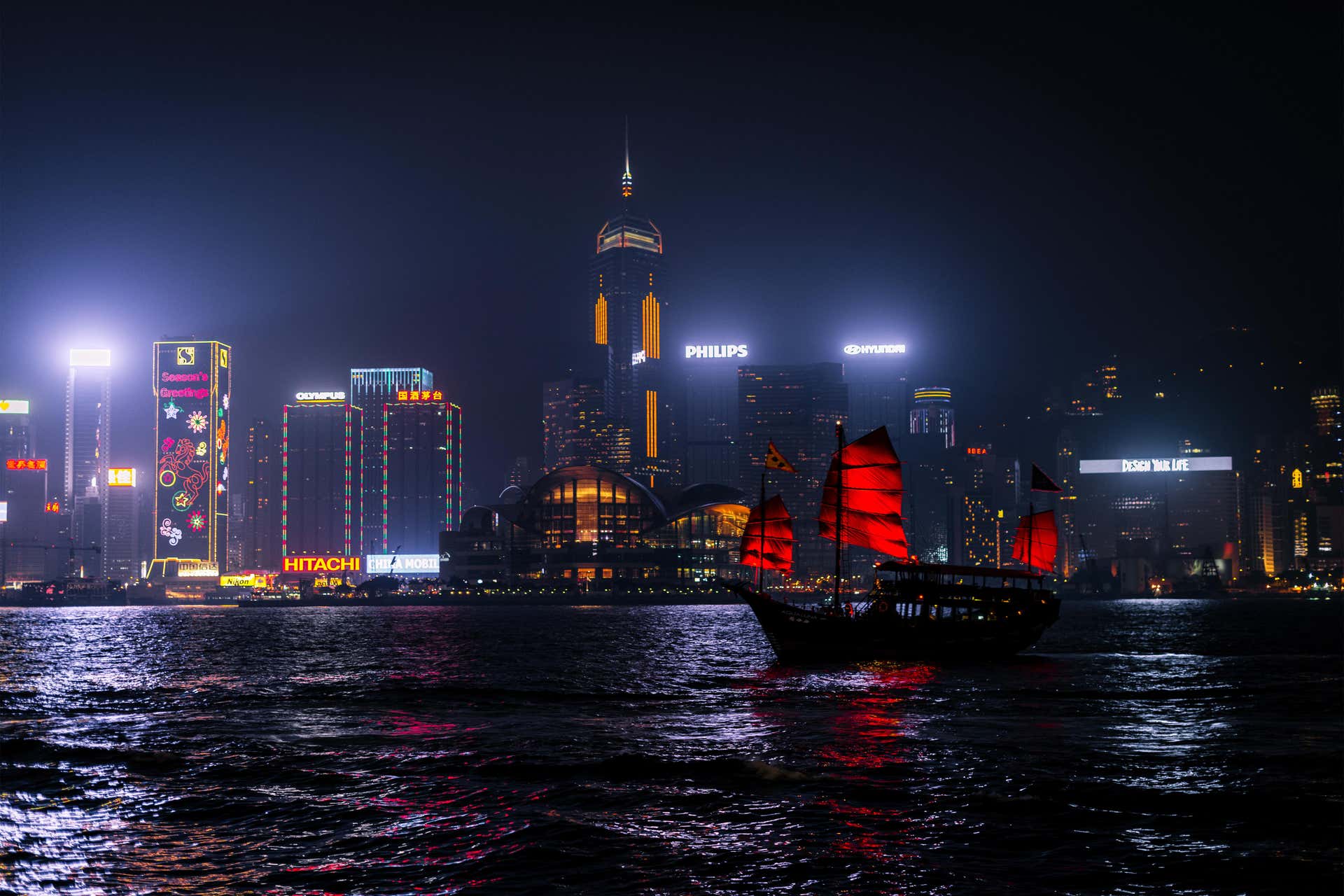 Crucero Symphony of Lights en barco tradicional