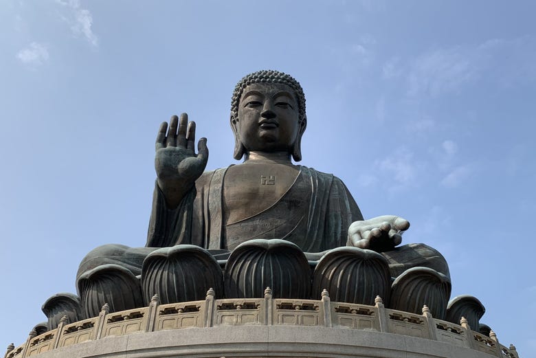 Vista frontal do Buda Gigante