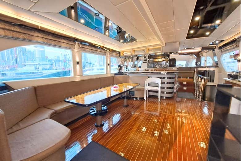 Le restaurant à bord du yacht