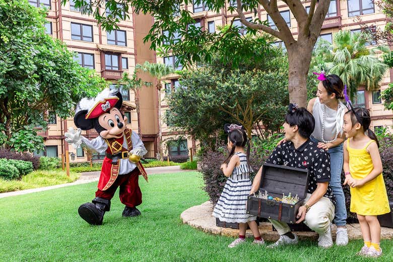 Uma família conhecendo o Mickey Mouse