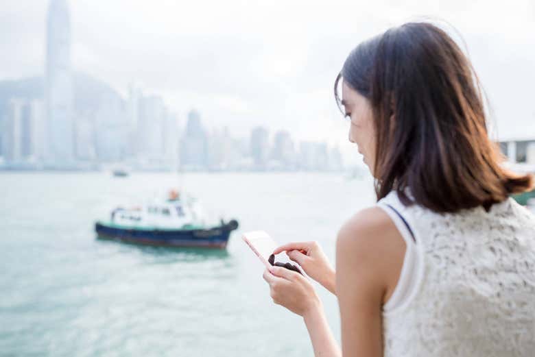 Mujer mirando su teléfono móvil 