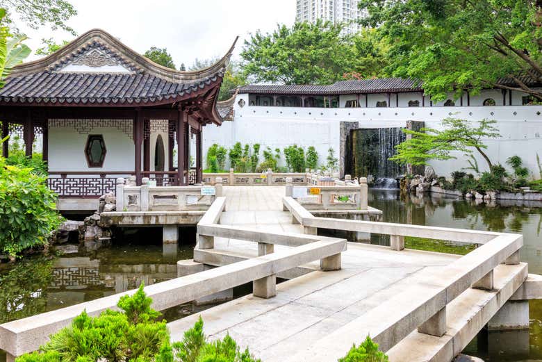 Recorriendo el parque de la Ciudad Amurallada de Kowloon