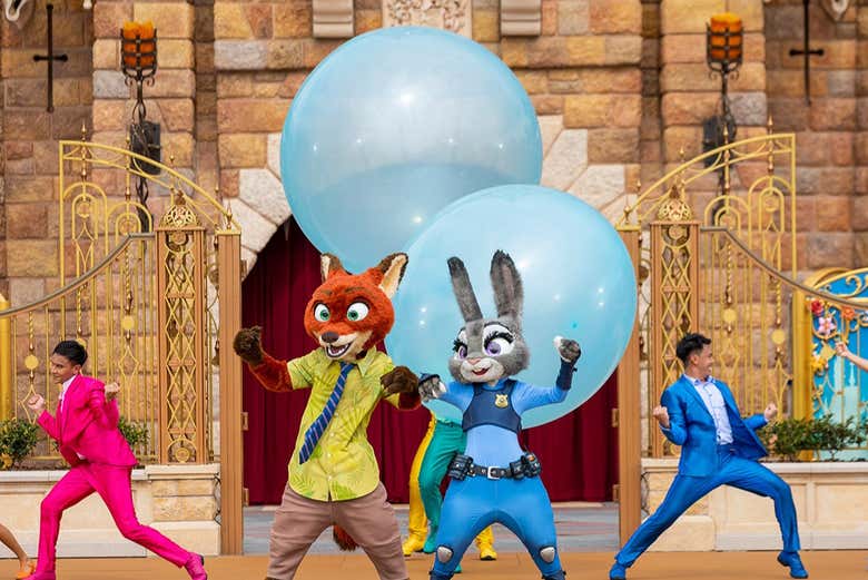Os personagens de Zootopia durante um espetáculo