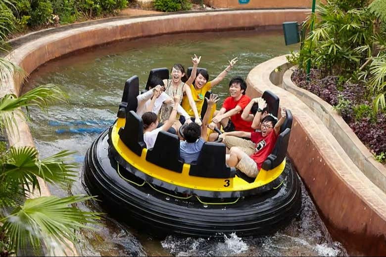 Desfrutando de uma das atrações aquáticas do parque