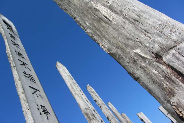 Stèles en bois avec des vers de poèmes