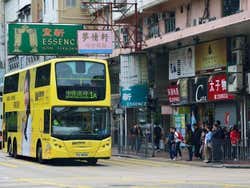 Autobús recorriendo la isla de Hong Kong