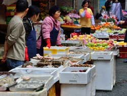 Um dos infinitos mercados de rua