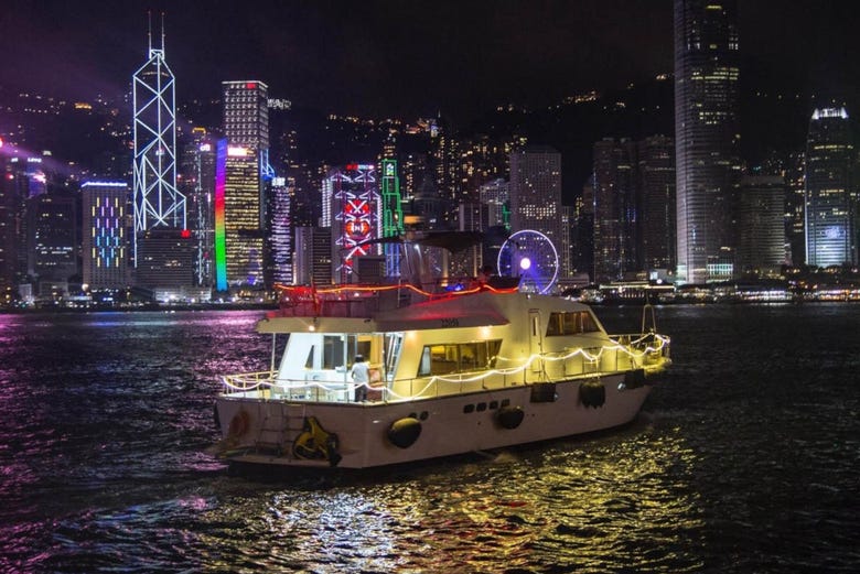 Le yatch de la croisière nocturne à Hong Kong
