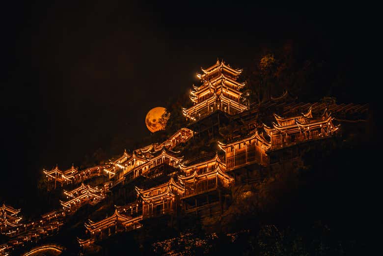 Arquitectura tradicional iluminada 