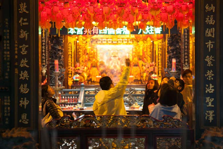 Lugareños con ofrendas en el templo de Qing An.