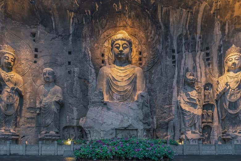 Buda principal nas grutas de Longmen