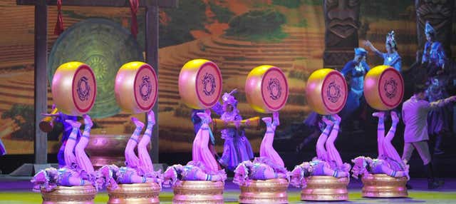 Espectáculo acrobático en el Red Theatre