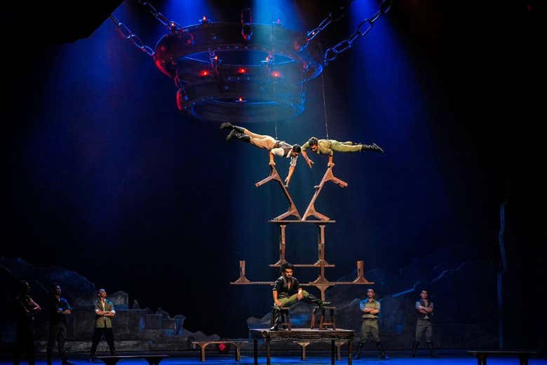 Os acrobatas durante o espetáculo