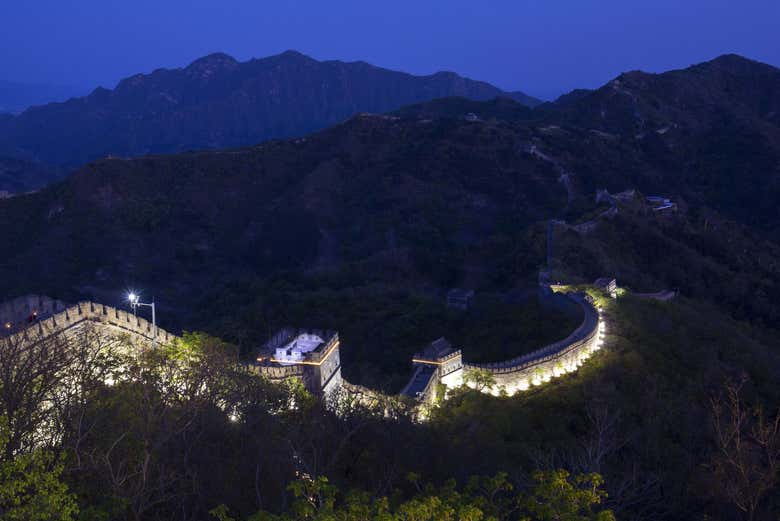Maravillaos con la silueta de la fortaleza de noche