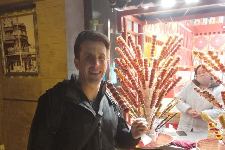Posando con unas brochetas en el mercado