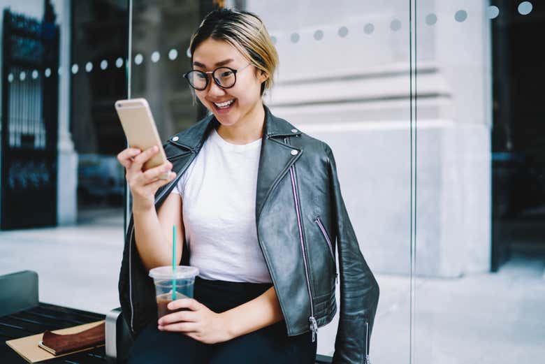 Una chica utilizando su dispositivo