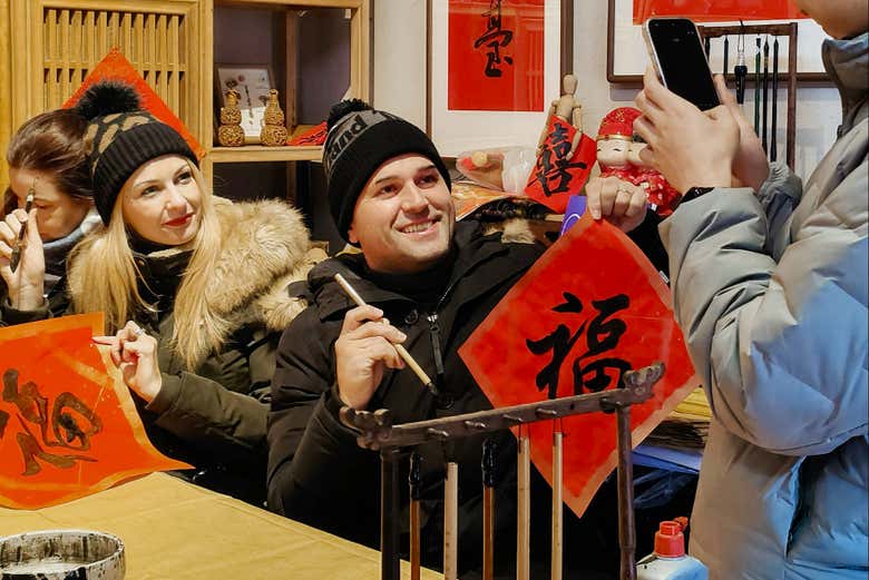 Disfrutando del taller de caligrafía china