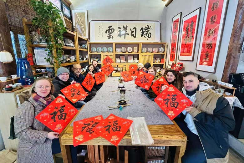 Posando con los caracteres chinos